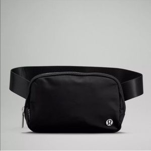 Lululemon iconic belt Bag!